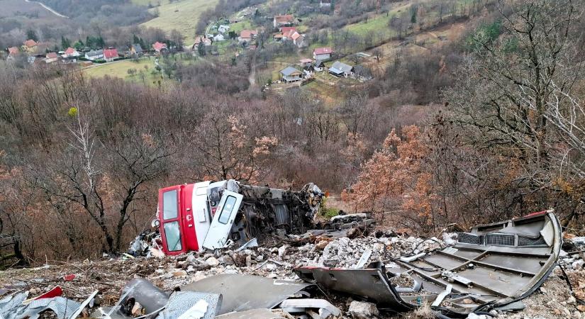 Kisodródott vagonokat távolítottak el a szádalmási vonatbaleset helyszínéről