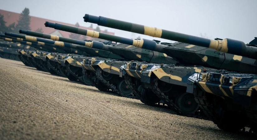 Történelmi pillanat: megérkezett Magyarországra az utolsó német szupertank, mostantól teljes a harckocsiflotta – összeállt egy fotóra az összes Leopard