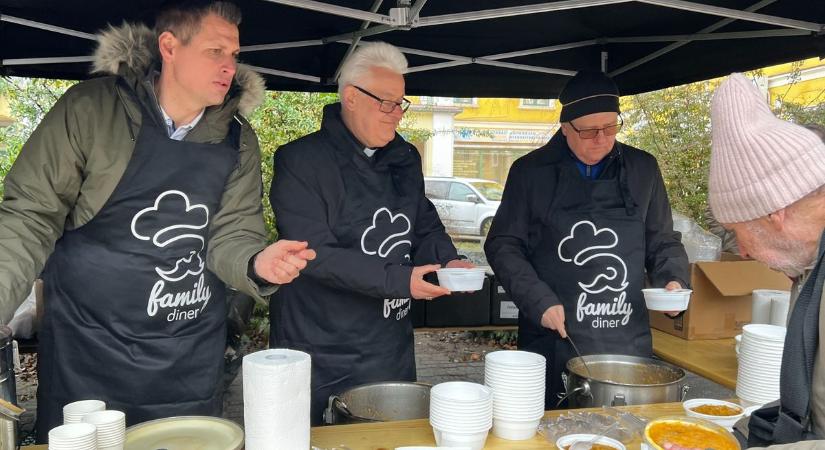 Több száz adag étellel, teával és jó szóval is várták a rászorulókat – videó, galéria