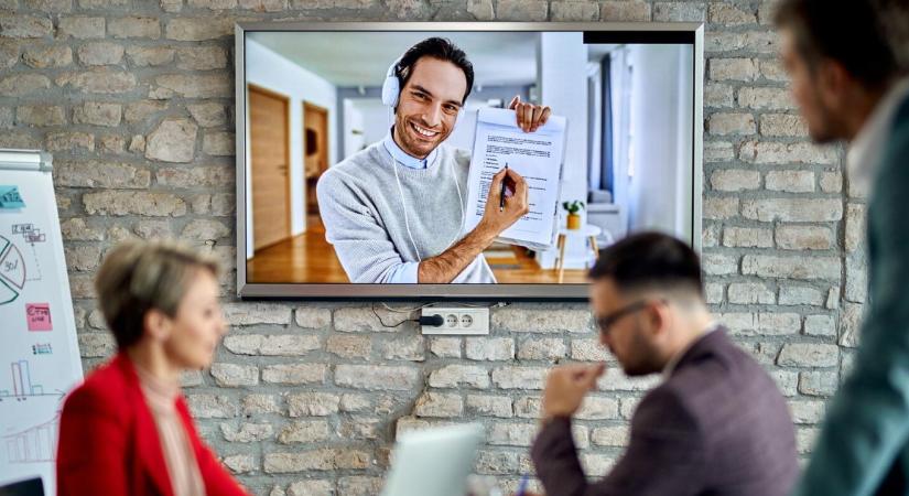 A projektorok kora lejárt: Miért a képernyő a modern tárgyaló lelke?