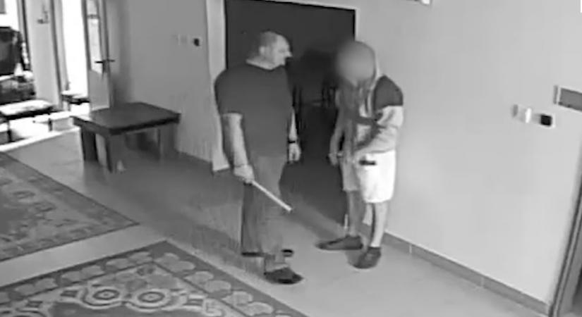 Egy újabb felvételen egy bottal ütögeti egy fiatal fejét a Szőlő utcai javítóintézet egyik dolgozója