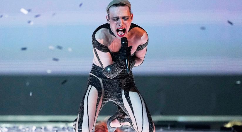 Az Eurovízió tavalyi győztese, Nemo bejelentette, hogy lemond a trófeájáról Izrael részvétele miatt