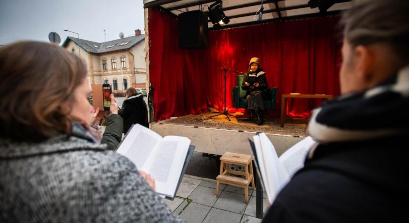 Mozgó örökkévalóság – Így nézett ki a Krasznahorkai László tiszteletére indított NobelMobil útja Budapesten