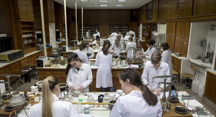 Felháborodtak a Semmelweis Egyetem oktatói, mert megszabják nekik, legfeljebb hány hallgatót buktathatnak meg