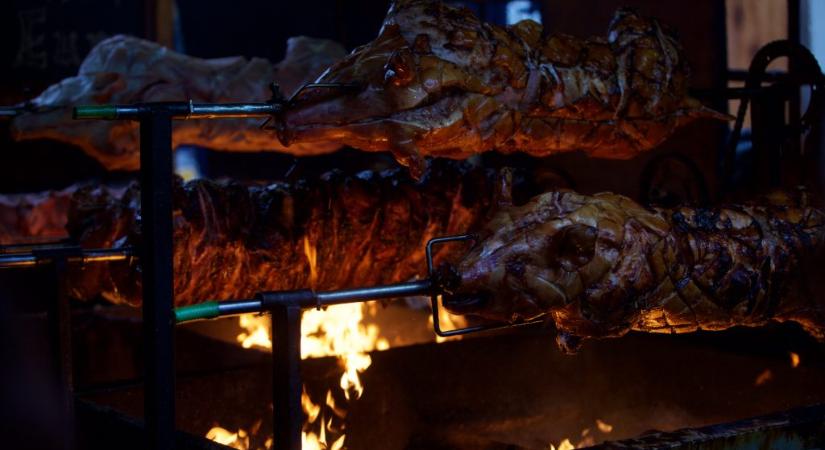Vegán feljelentők miatt elkordonozzák a malacsütést a budapesti adventi vásáron