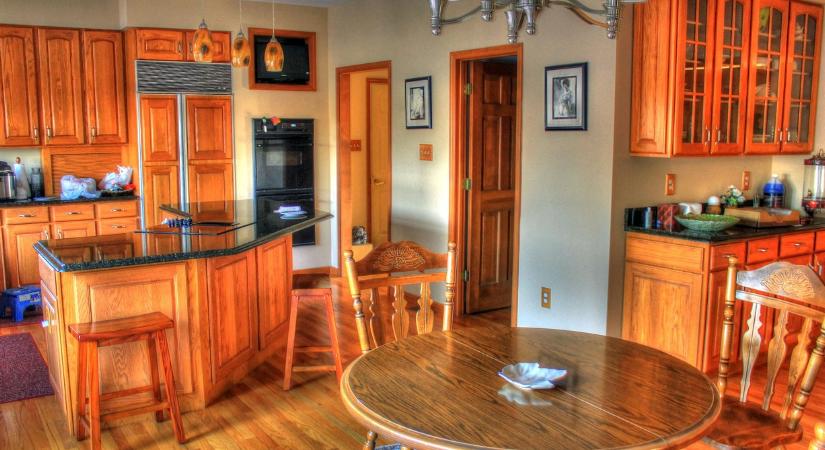 A fa bútorokat csak ezzel a háztartási szerrel szabad megtisztítani