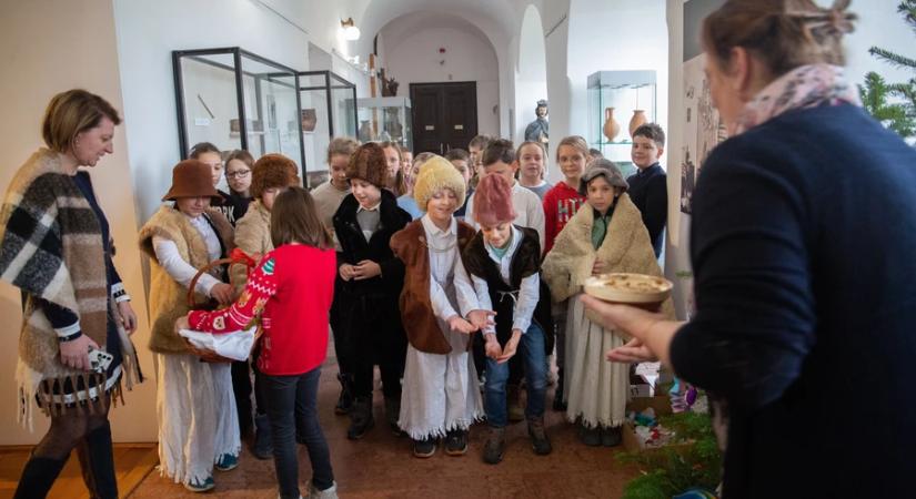 Kotyolás a múzeumban