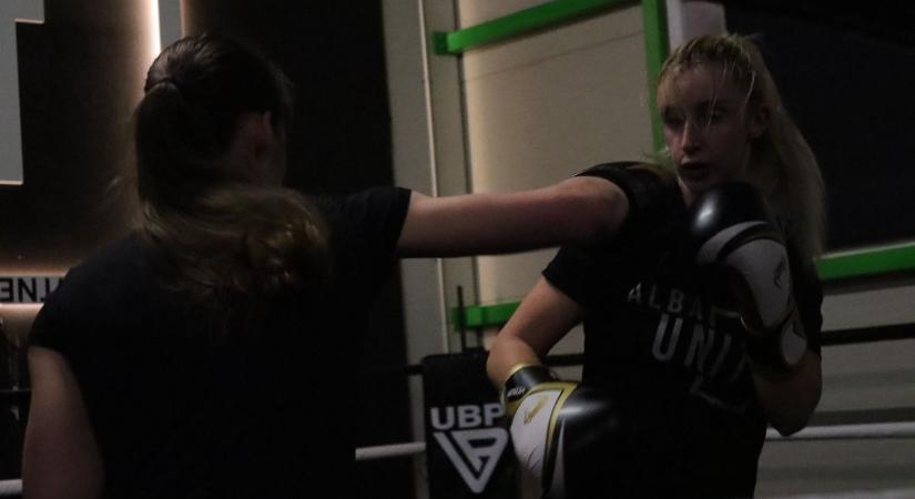 Zuhogtak a pofonok a Raktár utcai bokszteremben