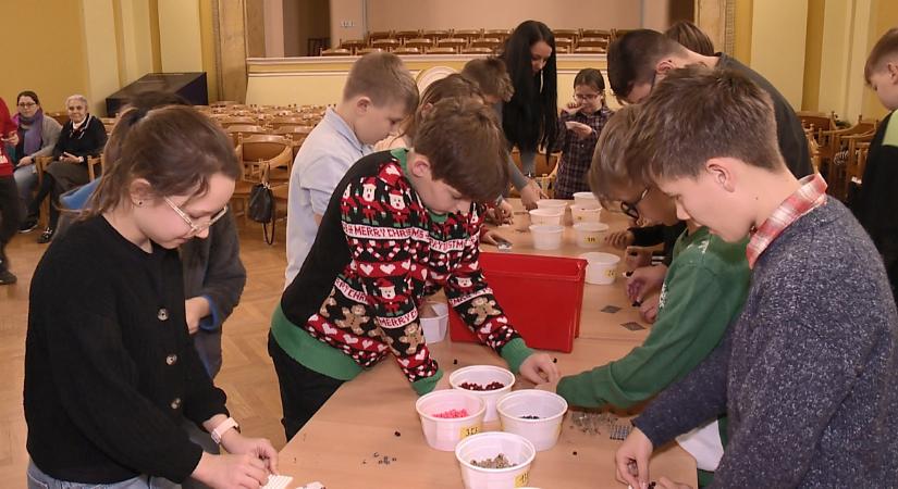 Hamarosan elkészül a 155 ezer LEGO kockából álló Munkácsy alkotás a Déri Múzeumban