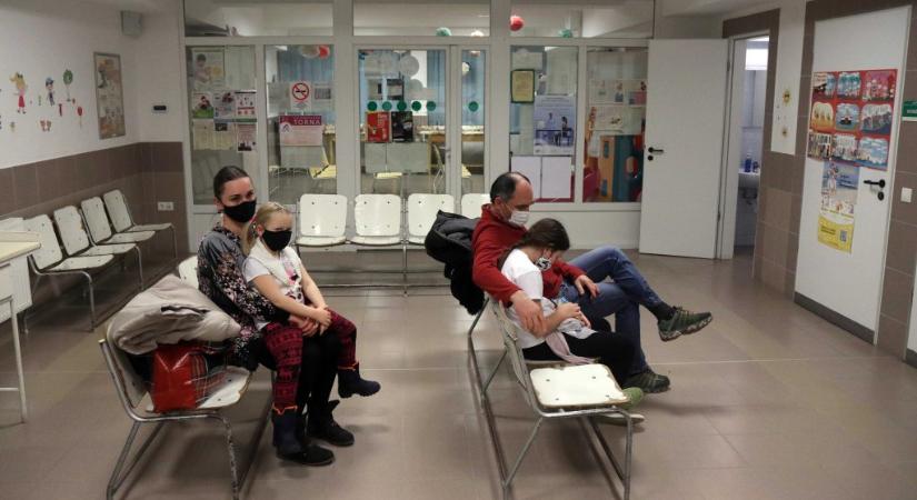 Oltásellenes szülők és ügyvédjeik vegzálják a gödi gyermekorvosokat, egyikük kilátásba helyezte a felmondását