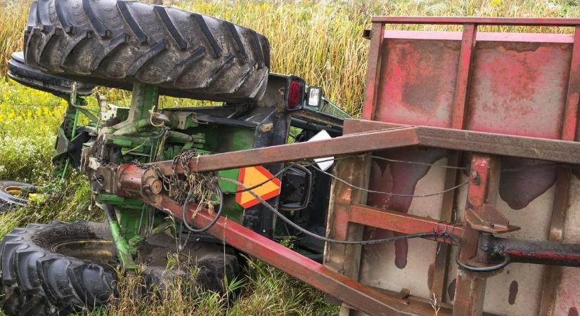 Árokba csúszott traktor akadályozza a forgalmat Algyőn