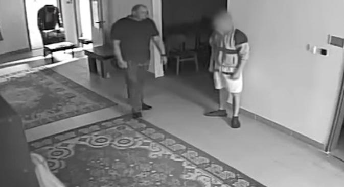 Újabb sokkoló videó a Szőlő utcából: bottal bántalmazott egy fiút egy rendész