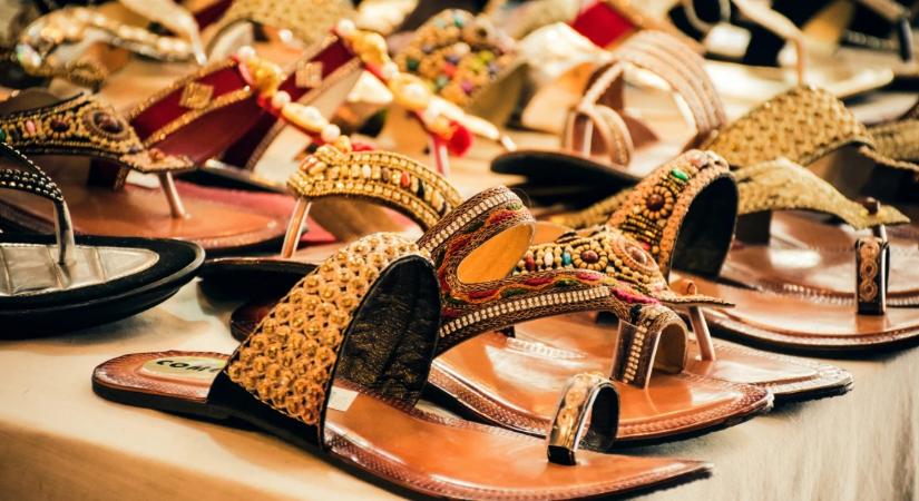 Azt mondták, a Prada lemásolta a szandáljukat. Most 310 ezer forintot kereshetnek páronként