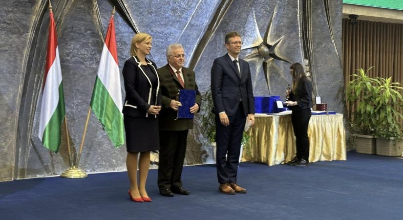 Eötvös József-díjjal ismerték el Tossenberger János életművét