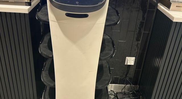 A jövő étterme: Már itt is robotpincér szolgál ki