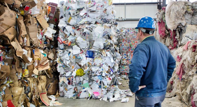 Hiába a MOHU visszaváltási díjai, sosem látott válságba került a műanyag-biznisz: kódolva van a katasztrófa?