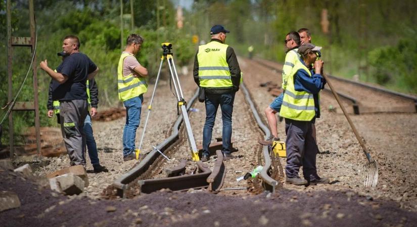 Nem tervezték, most mégis dolgoznak ezen a somogyi vasúti pályán