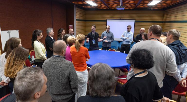 Egymásnak feszülő világok harca zajlik az osztálytermekben