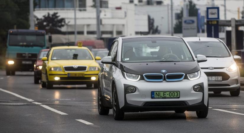 Vége az ingyenes parkolásnak: januártól ebben a két városban a villanyautósok is fizetnek