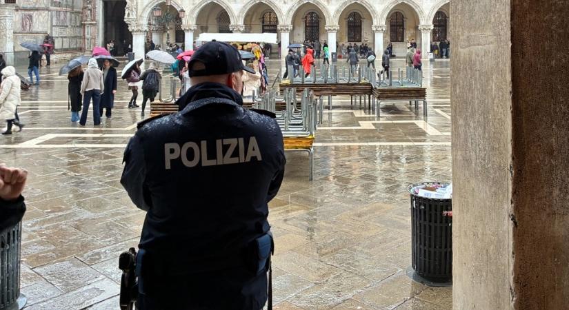 Elfogták Olaszországban azt a férfit, aki egy betlehemi jászolban, mozdulatlan szobornak álcázva próbált elrejtőzni