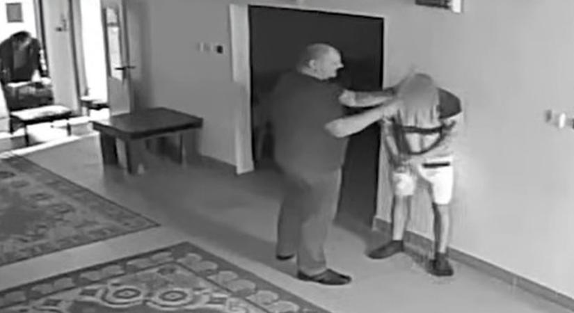 Bottal veregette a nyakon fogott fiatal fejét a Szőlő utcai javítóintézet egyik dolgozója