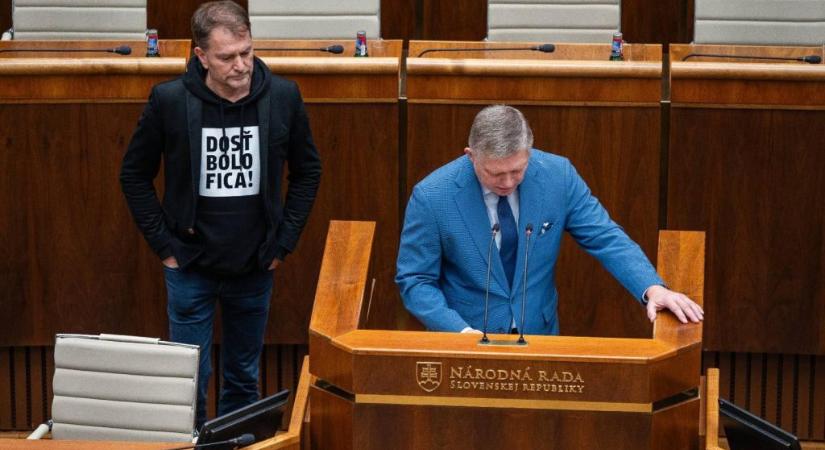 Alpári stílus, vizespalackkal dobálás a szlovák parlamentben