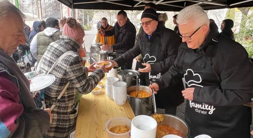 Szeretetvendégség: Testet és lelket melengető ételosztás
