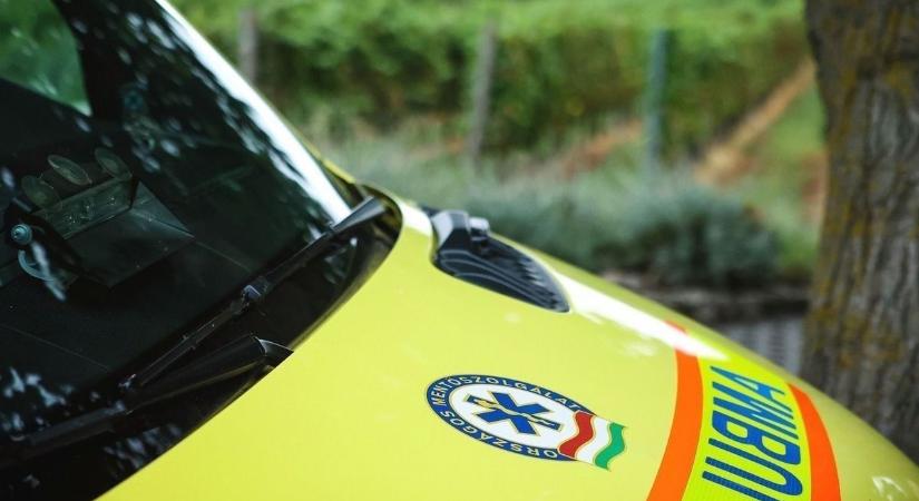 Három embert szállítottak kórházba a 4-es főúton történt baleset után