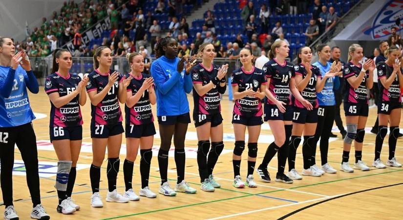 Karácsony az MKC-val: ételt és karácsonyfát osztanak a Városházán