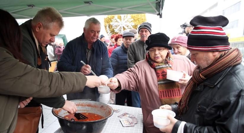 Halpromóció: 10 perc alatt fogyott el a két bogrács bajai halászlé a Kossuth téren – VIDEÓ!