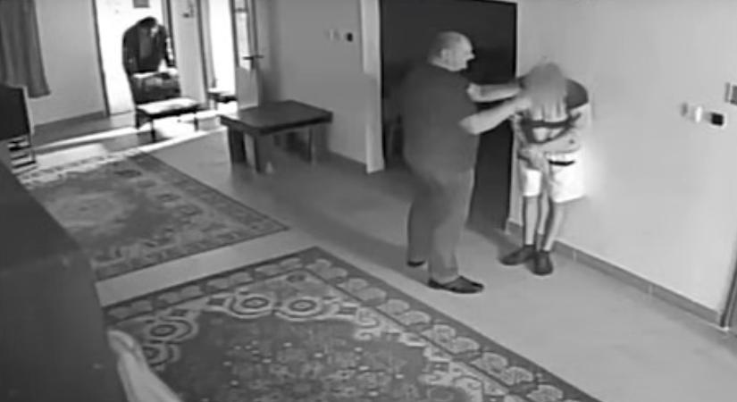 Újabb felvétel: bottal ütögeti egy fiatal fejét a Szőlő utcai javítóintézet egyik dolgozója