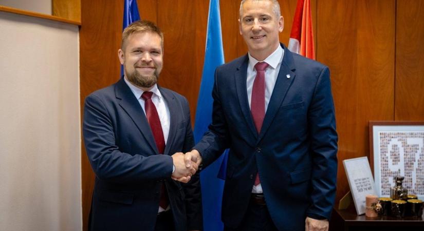 Nemény András és Pintér Bence is kikéri magának, hogy a Megyei Jogú Városok Szövetségének fideszes elnöke olyan nyilatkozatra kényszerítse a településeket, amiben elítélik a Tisza-adót