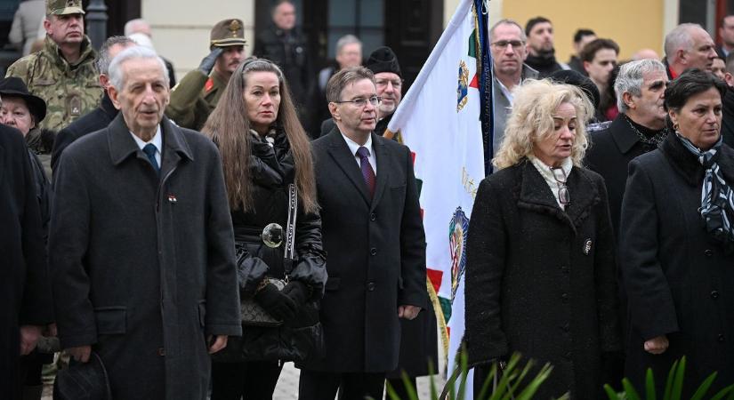 A tömegbe lőttek a karhatalmisták – az egri sortűz áldozataira emlékeztek