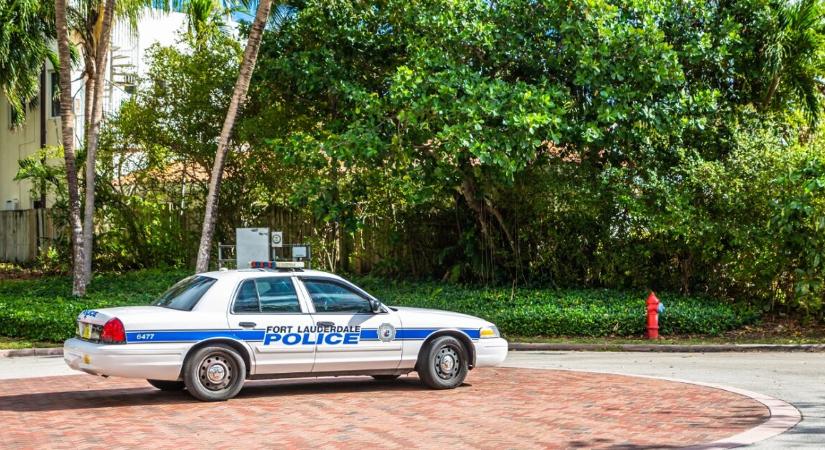 Drámai életmentést vettek videóra a rendőrök a háztetőn egy nyugdíjassal