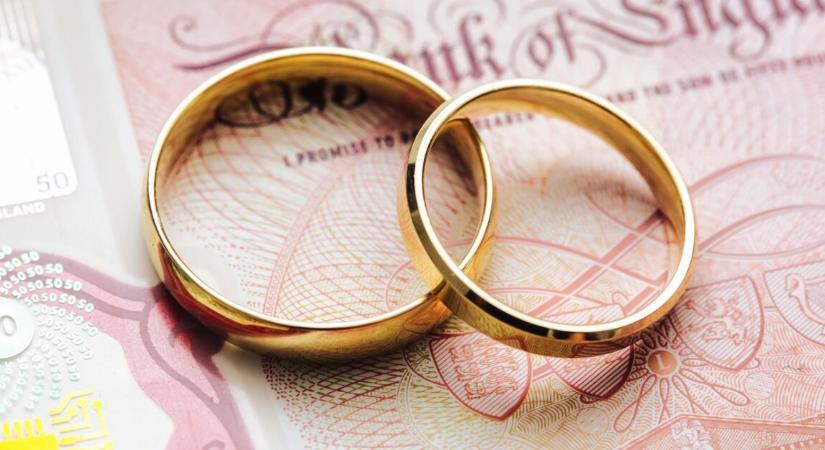 A menyasszony anyósa meg akarja tartani magának a meghívott vendégek pénzes borítékjait