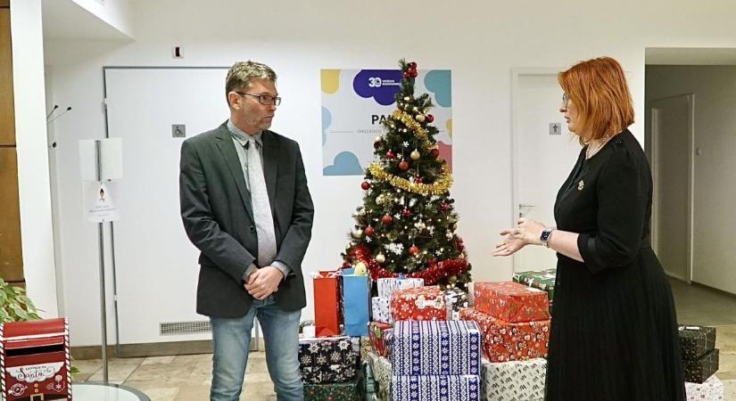 Egy doboznyi szeretet karácsonyra