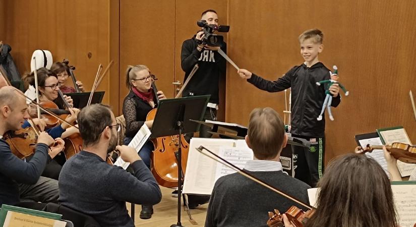„Kismanók” vezényelték a jubiláló Szolnoki Szimfonikusokat – galériával, videóval