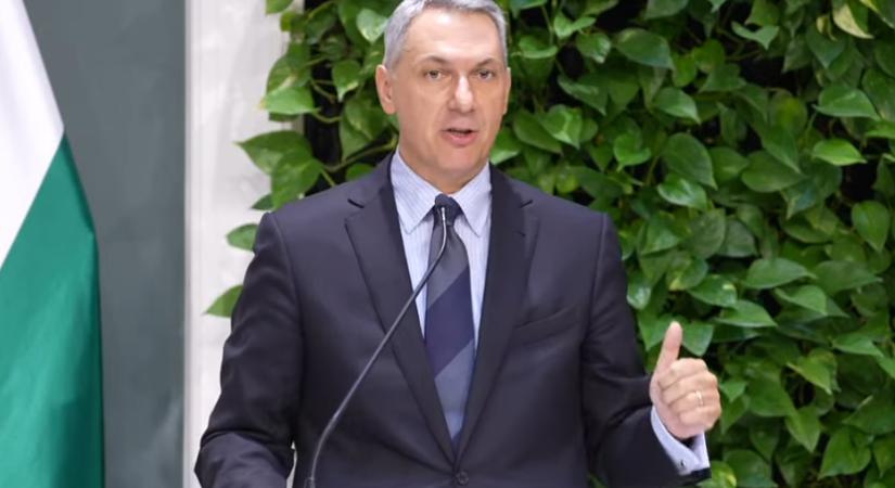 Lázár elmondta, a kínaiaktól 70 új motorvonatot akarnak venni