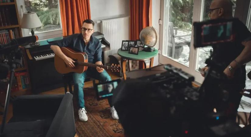 Ákos szerint kidobták a mozikból a róla szóló, „csutka telt házakat” hozó filmet, de a számok mást mutatnak