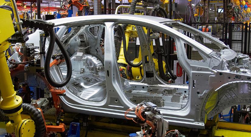 Brüsszeli fordulat: mégsem tiltják be a benzines autókat 2035-ben