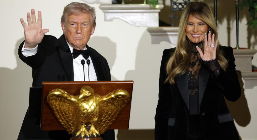 A Fehér Ház bálján Donald Trump kezén akadt meg mindenki szeme – egy bizarr részlet miatt