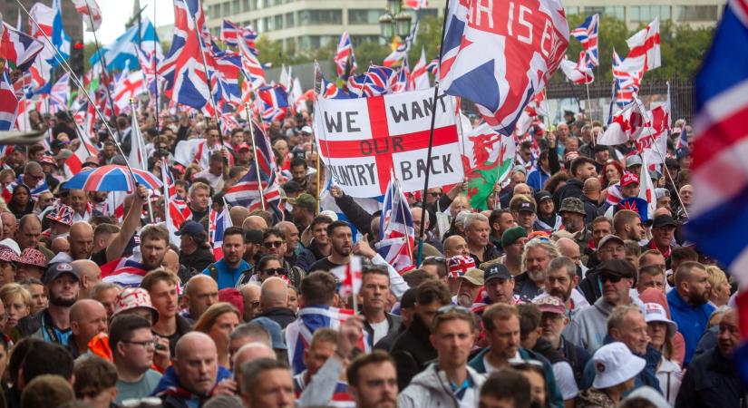 Besokalltak a britek: minden erőszakos migránst ki akarnak toloncolni