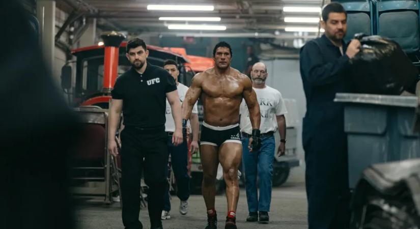 Összeomlik ez a hatalmas ember, és mégsem érzünk semmit