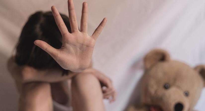 Leitatta 11 éves lányát a nő, majd végignézte, ahogy párja megerőszakolja