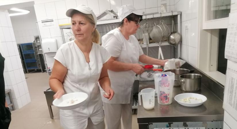 Tévés sztárséffel erősített a Heves megyei menza, 850 forintos gasztrocsodát villanthatnak a helyi asszonyok