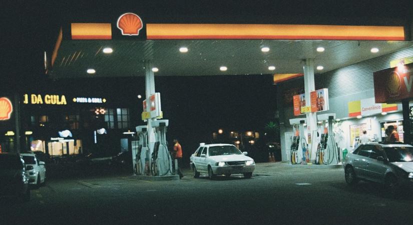 Egy kiskapu miatt terjed az ingyen tankolás – a trükk viszont igen drága lehet