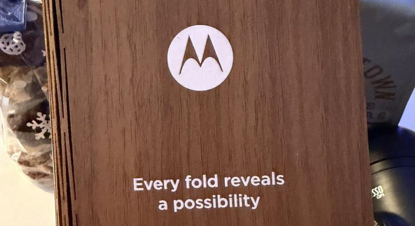 Samsung Galaxy Z Fold kihívóval készül a Motorola