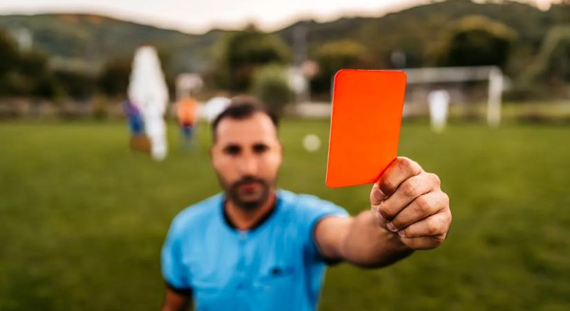 Balhé az utánpótlásmeccsen, örökre eltiltották a játékvezetőt megütő és megrúgó játékost