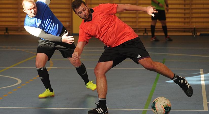 Tizenkettedszerre rúgják a bőrt éjjel