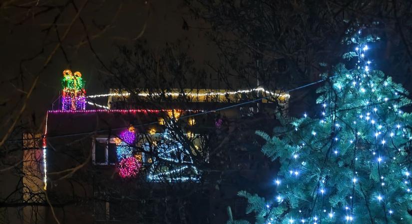 Országos hírnévre tett szert egy fehérvári panelház erkélydísze (galéria)